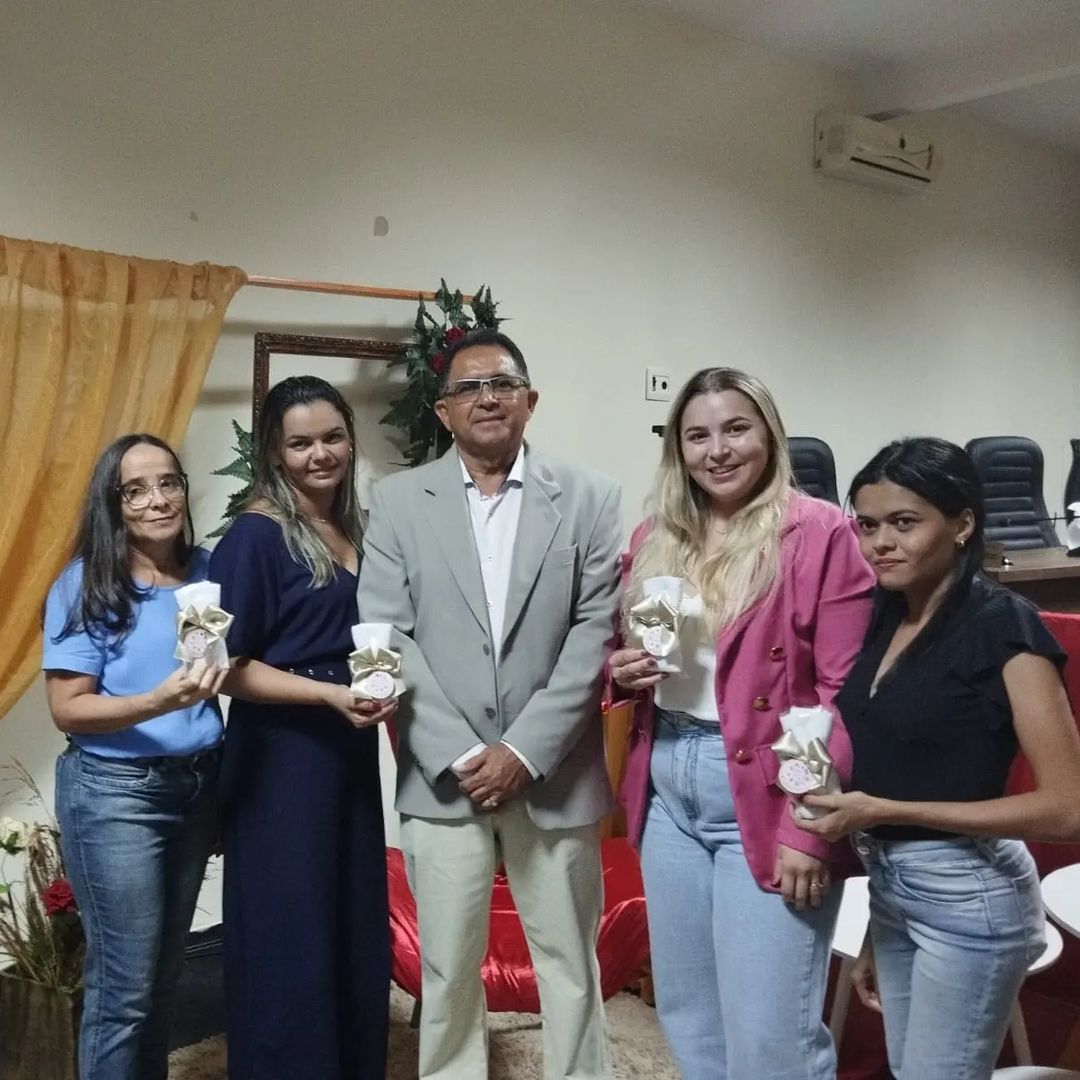 Entrega de lembrancinhas as funcionarias ao dia das mães